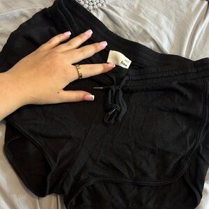 (ARIZTIA) Black Shorts